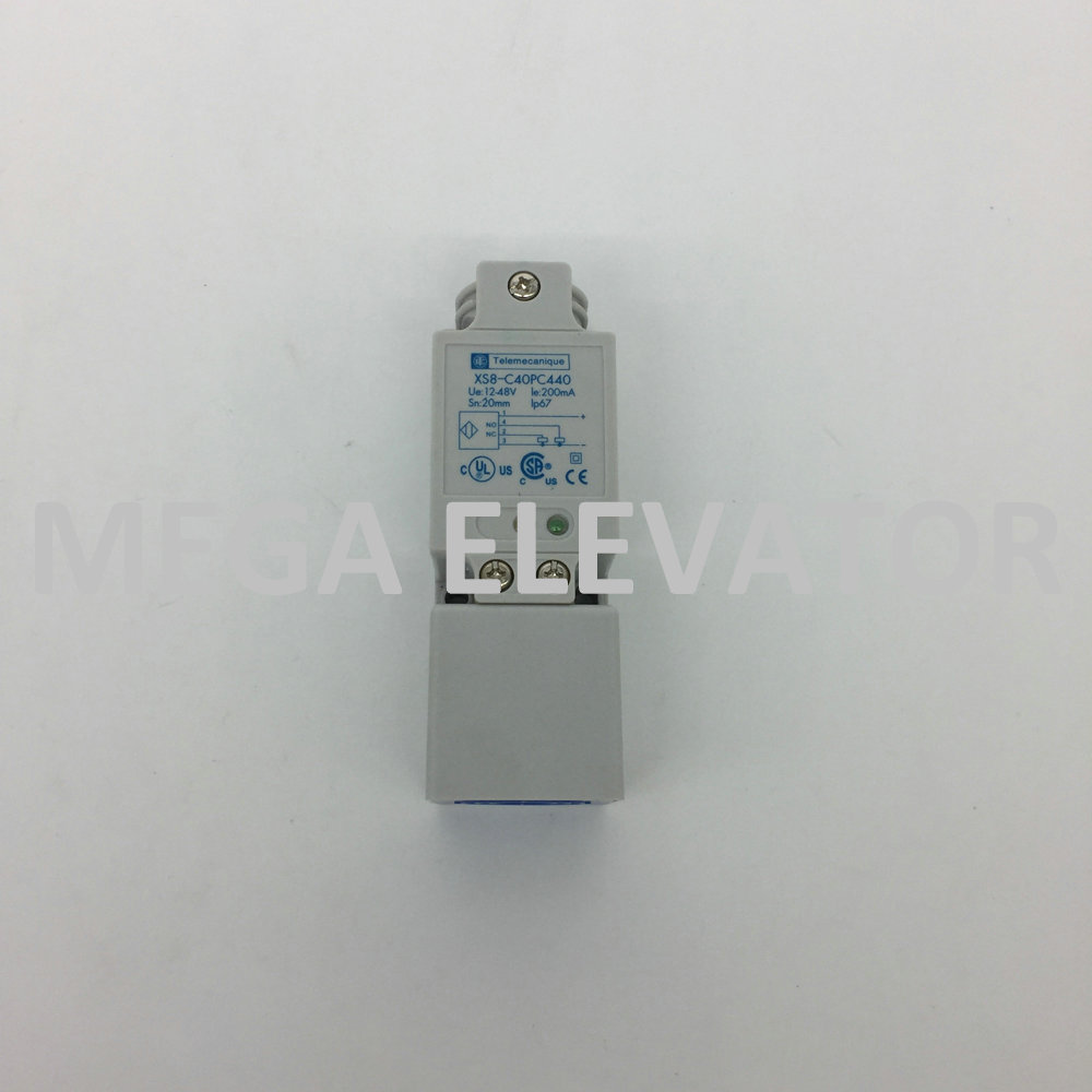 Schneider inductive proximity switch electric  XS8-C40PC440